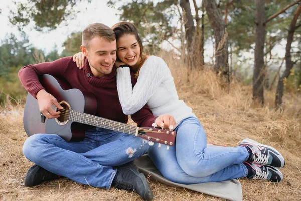 一对浪漫的年轻夫妇在秋天公园的户外消磨时光的低对比度图像 — 图库照片
