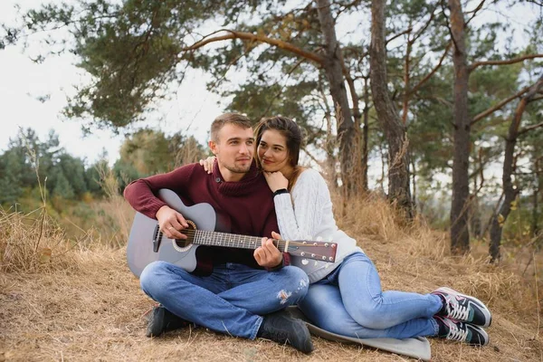 Imagen Bajo Contraste Una Feliz Pareja Joven Romántica Que Pasa —  Fotos de Stock