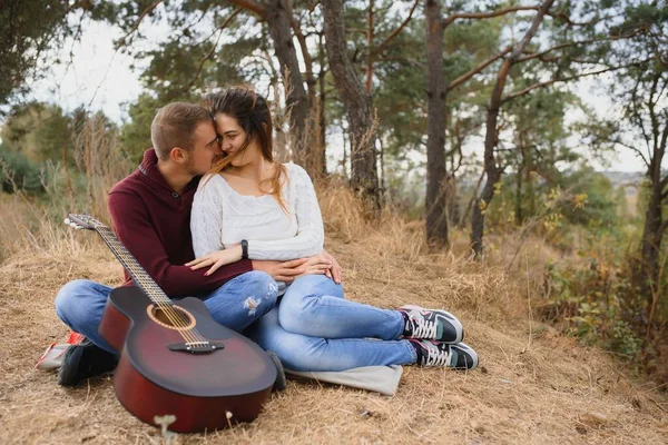 Coppia Innamorata Sdraiata Una Coperta Picnic Parco Godendo Una Bella — Foto Stock