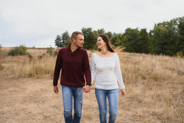 Couple Amoureux Couché Sur Une Couverture Pique Nique Dans Parc — Photo