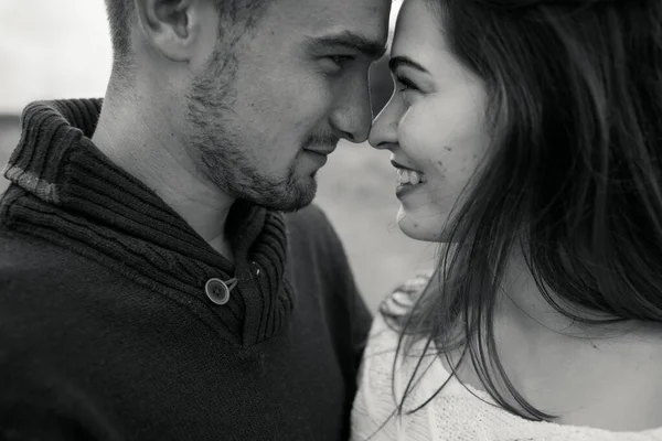 Imagem Baixo Contraste Jovem Casal Romântico Feliz Passar Tempo Livre — Fotografia de Stock