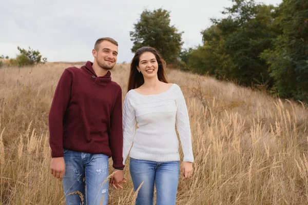 秋の公園を歩く美しい若いカップル — ストック写真