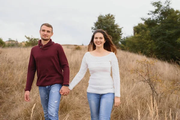 Pareja Enamorada Acostada Una Manta Picnic Parque Disfrutando Hermoso Día — Foto de Stock