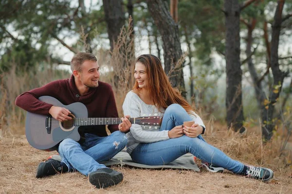 Portrait Couple Heureux Amoureux Datant Extérieur Parc Par Une Journée — Photo