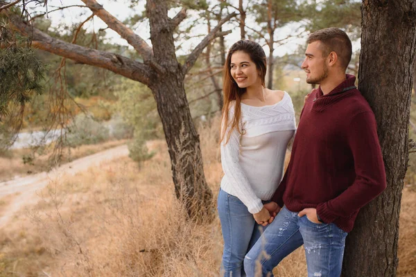 秋の公園を歩く美しい若いカップル — ストック写真
