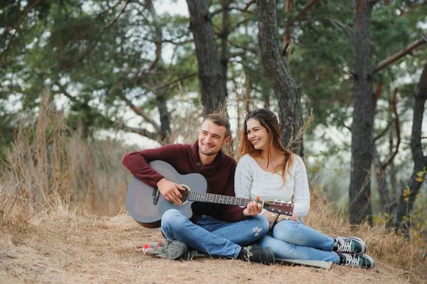 Porträtt Lyckligt Par Kärlek Dating Utomhus Parken Solig Dag Romantiskt — Stockfoto