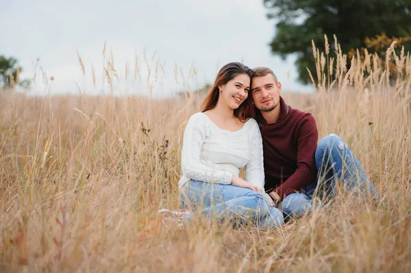 Coppia Innamorata Sdraiata Una Coperta Picnic Parco Godendo Una Bella — Foto Stock