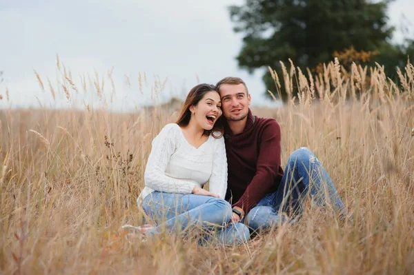 Porträtt Lyckligt Par Kärlek Dating Utomhus Parken Solig Dag Romantiskt — Stockfoto