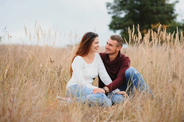 Hermosa Pareja Joven Caminando Parque Otoño —  Fotos de Stock