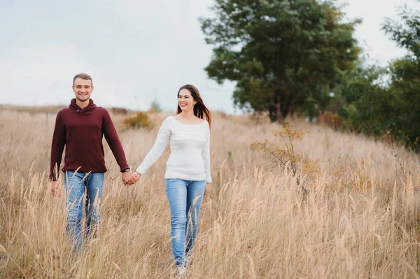 Låg Kontrast Bild Ett Lyckligt Romantiskt Ungt Par Tillbringa Tid — Stockfoto