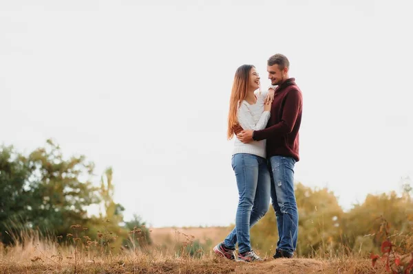 Immagine Basso Contrasto Una Giovane Coppia Romantica Felice Che Trascorre — Foto Stock