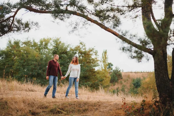 Hermosa Pareja Joven Caminando Parque Otoño —  Fotos de Stock