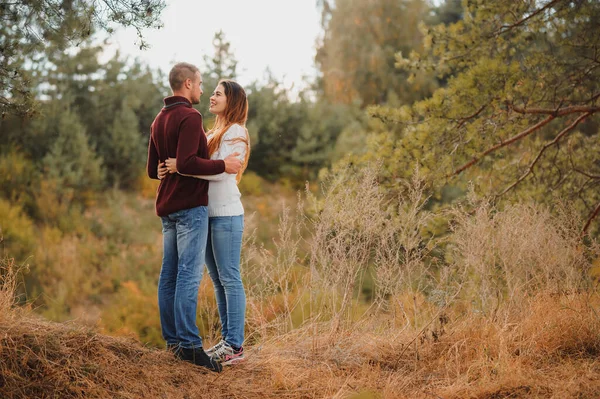 Bela Jovem Casal Andando Parque Outono — Fotografia de Stock