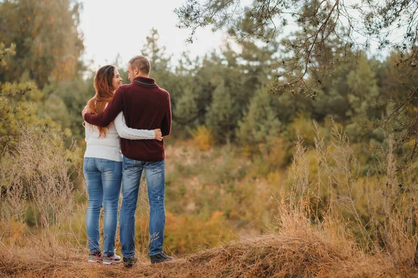 Hermosa Pareja Joven Caminando Parque Otoño —  Fotos de Stock