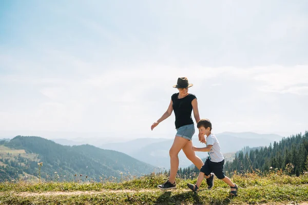 Mutter Und Sohn Machen Urlaub Den Bergen — Stockfoto