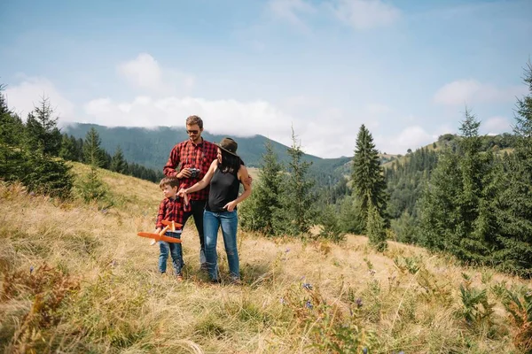 Far Och Barn Vandrar Natursköna Berg Pappa Och Son Njuter — Stockfoto