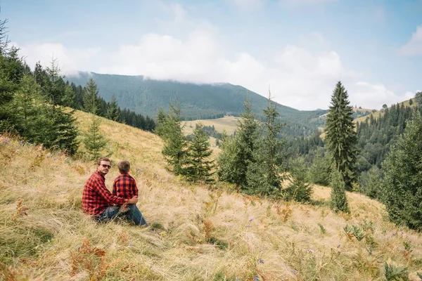 Far Och Barn Vandrar Natursköna Berg Pappa Och Son Njuter — Stockfoto