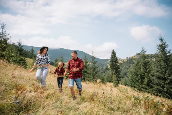 Junge Familie Mit Kind Ruht Auf Einem Berg — Stockfoto