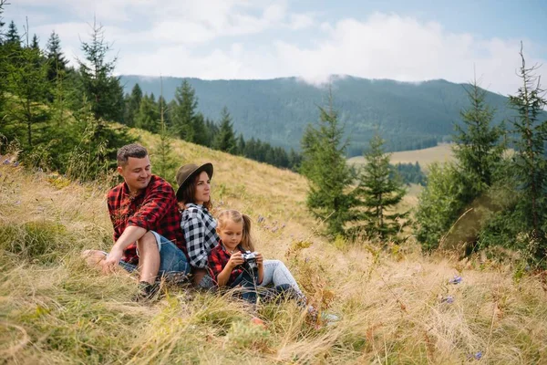 Eine Dreiköpfige Familie Ruht Den Bergen Sie Setzten Sich Hin — Stockfoto