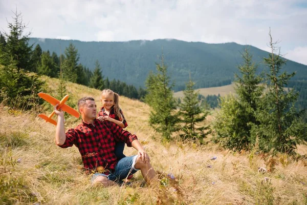 Familj Tre Personer Vilar Bergen Satte Sig Ner För Att — Stockfoto