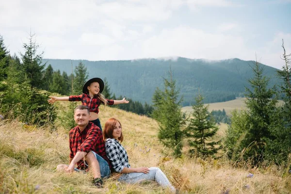 Jonge Familie Met Kind Rustend Een Berg — Stockfoto