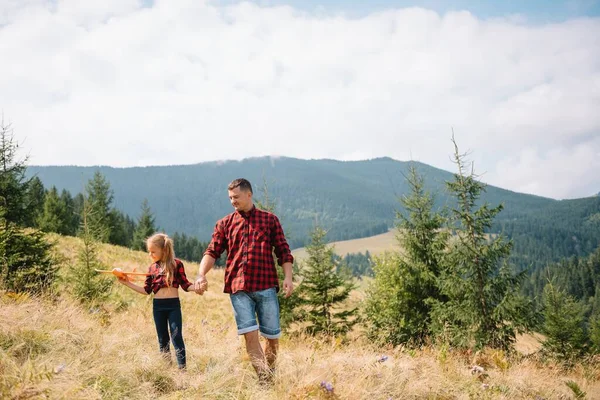 Lycklig Far Och Barn Går Bergen Fars Dag Semester Nationalparken — Stockfoto