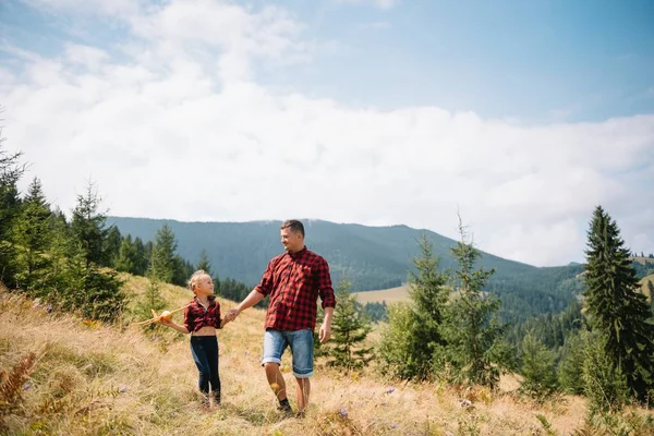 Glücklicher Vater Und Kleines Kind Wandern Den Bergen Vatertag Urlaub — Stockfoto