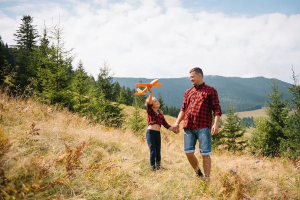 Lycklig Far Och Barn Går Bergen Fars Dag Semester Nationalparken — Stockfoto