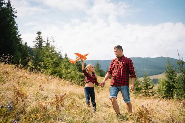 Père Heureux Petit Enfant Marchent Dans Les Montagnes Fête Des — Photo