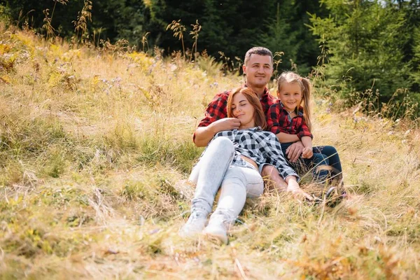 Jeune Famille Avec Enfant Reposant Sur Une Montagne — Photo