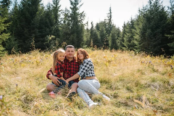 Família Três Pessoas Descansam Nas Montanhas Eles Sentaram Para Descansar — Fotografia de Stock