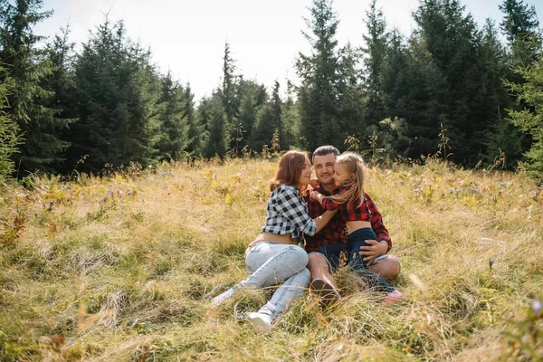 Famiglia Tre Persone Riposa Montagna Sedettero Riposare Bere Acqua Dopo — Foto Stock