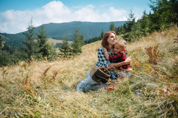 Mama Umarmt Oben Auf Dem Berg Einen Kleinen Sohn Platz — Stockfoto