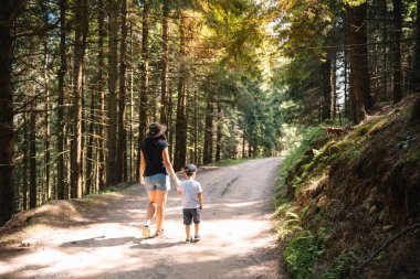 Anne ve oğlu dağlarda dinleniyorlar.