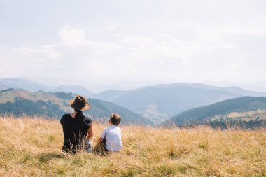 Anne ve oğlu dağlarda dinleniyorlar.