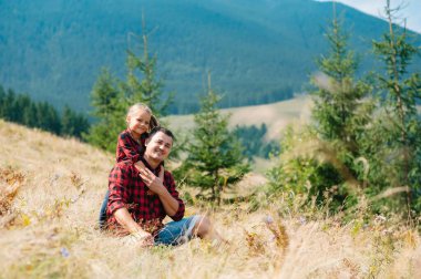 Mutlu baba ve küçük çocuk dağlarda yürüyorlar. Babalar Günü. Ulusal parkta tatil