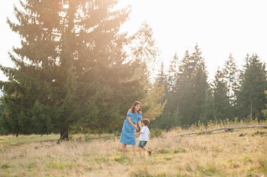 Anne ve oğlu dağlarda dinleniyorlar.