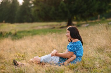 Anne ve oğlu dağlarda dinleniyorlar.