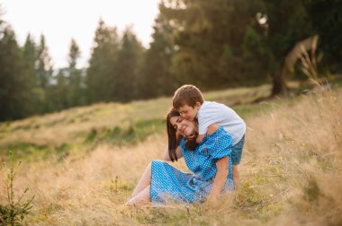 Anne ve oğlu dağlarda dinleniyorlar.