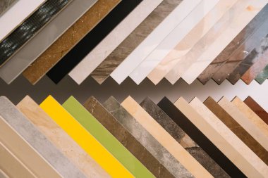 Farklı renkte fayanslar. seramik fayans dükkanı