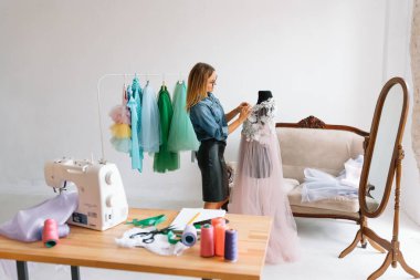 Mutlu genç moda deisgner stüdyosunda. terzilik konsepti