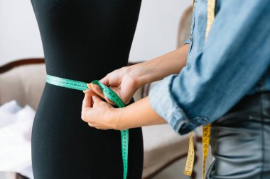 Moda tasarımcısı stüdyoda çalışıyor.