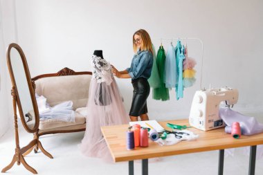 Mutlu genç moda deisgner stüdyosunda. terzilik konsepti