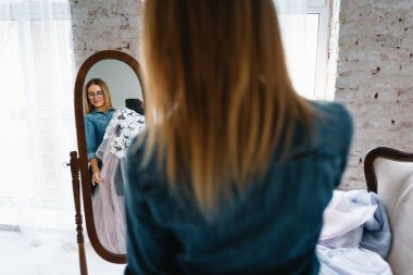 Yeni koleksiyon üzerinde çalışıyorum. Yeni düzen. Kadın moda tasarımcısı atölyedeki yeni kıyafetler üzerinde çalışıyor..