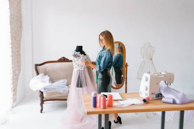 Mutlu genç moda deisgner stüdyosunda. terzilik konsepti