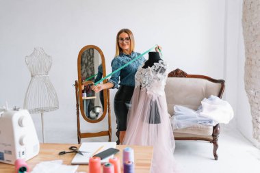 Moda tasarımcısı stüdyoda çalışıyor.