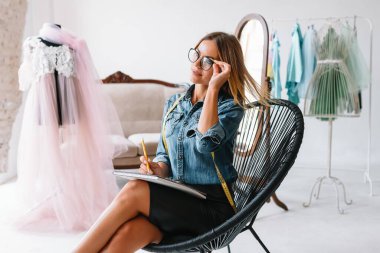 Moda tasarımcısı stüdyoda çalışıyor.