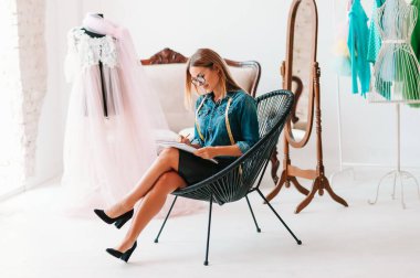 Moda tasarımcısı stüdyoda çalışıyor.