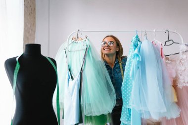 moda tasarımcısı olarak stüdyonun tasarımları üzerinde çalışıyor