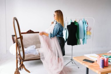 moda tasarımcısı olarak stüdyonun tasarımları üzerinde çalışıyor